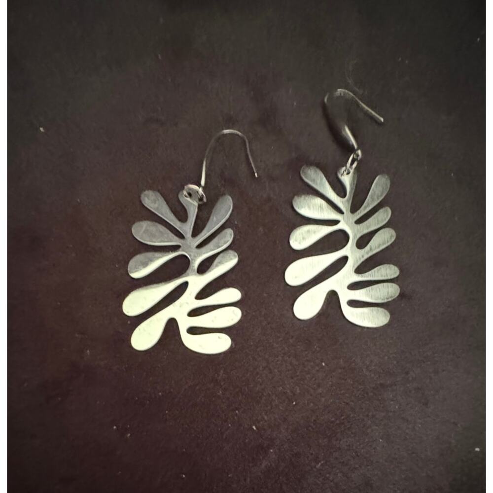 Silver Tone Laser Cut Leaf Dangle Earrings Lightweight Boho Metal Earrings  E230